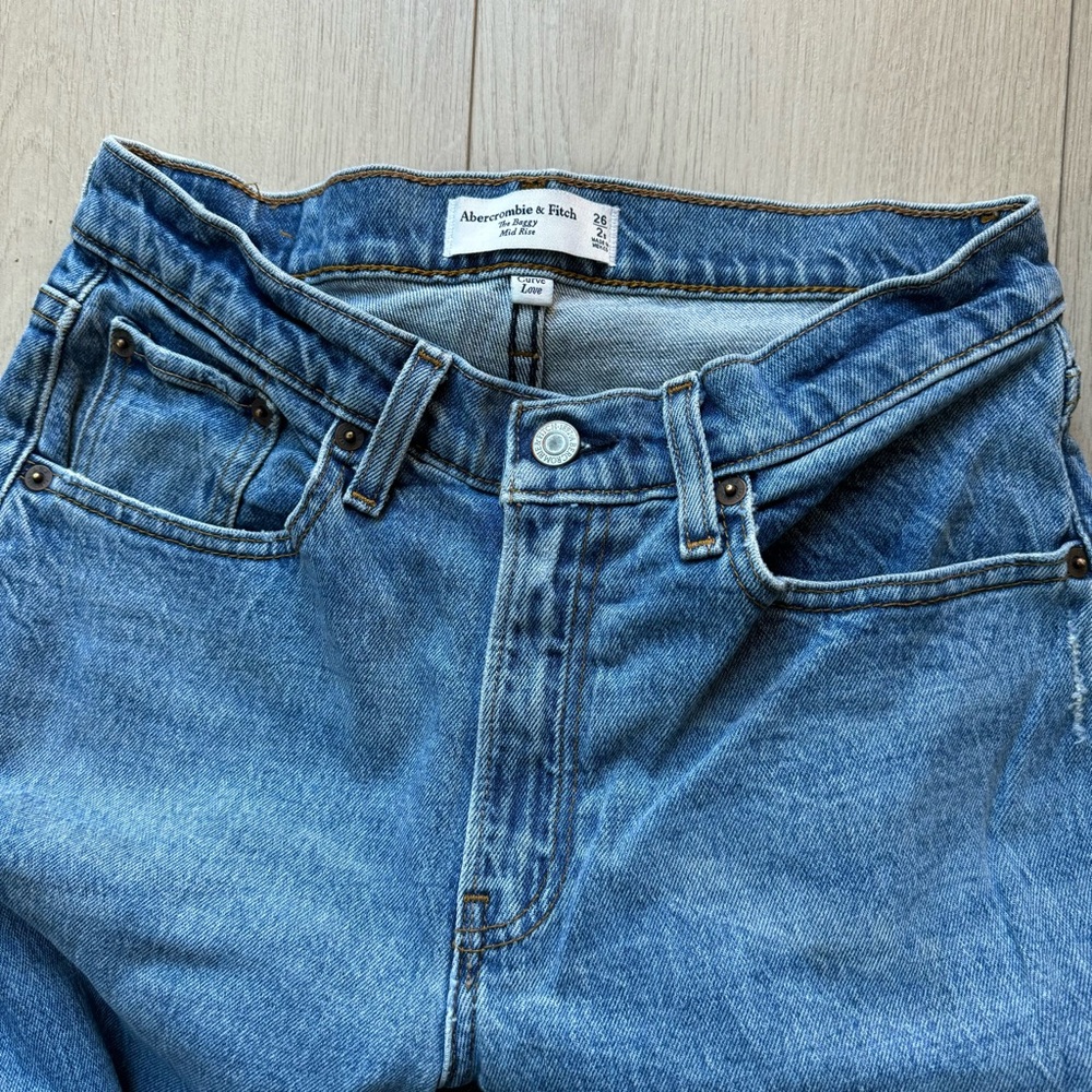 Abercrombie & Fitch AF Curve Love baggy mid rise mid wash